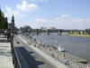 Die Elbe mit der Oper im Hintergrund
